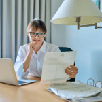 Účetní žena pracuje na notebooku při online semináři o ročním zúčtování daně ze závislé činnosti za rok 2025 a novinkách roku 2026.