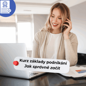 Usměvavá žena u notebooku – kurz základy podnikání, jak správně začít